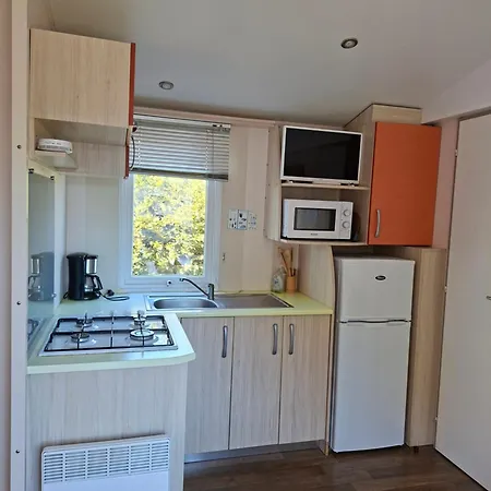 Camping Mobil-home Au Bord Du De *